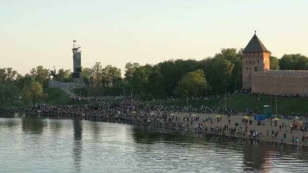 Beaucoup de gens laissent sortir des nénuphars dans l'eau — Video