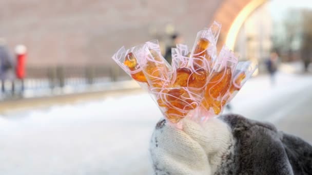 Senior vuxen kvinna som säljer hemmagjord klubbor — Stockvideo