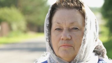 Düşünceli bakışı Yetişkin Olgun bir kadın. Yakın çekim