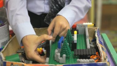 Bilinmeyen bir çocuk seti bina ile oynarken elinde