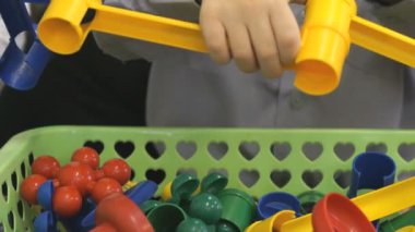 Küçük çocuk oyuncak tasarımcısı kapalı geliştirme çalış