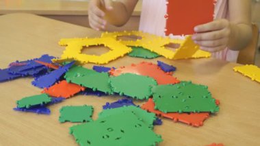 Oyuncak tasarımcısı kapalı gelişmekte olan küçük kız oyunları