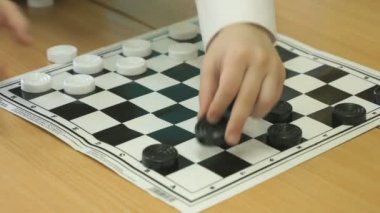Çocuk anaokulu kapalı dama oynar