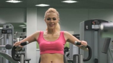 Kapalı spor salonunda nişanlı güzel sarışın kız