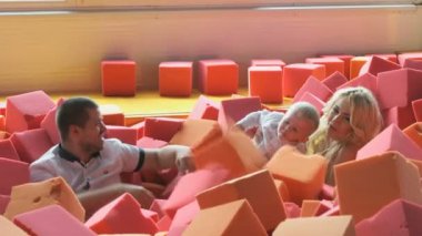 Mutlu aile eğlenceli bir çocuk karmaşık içinde