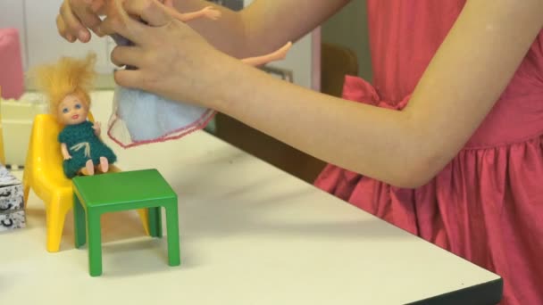 Kind speelt in de kleuterschool binnenshuis — Stockvideo