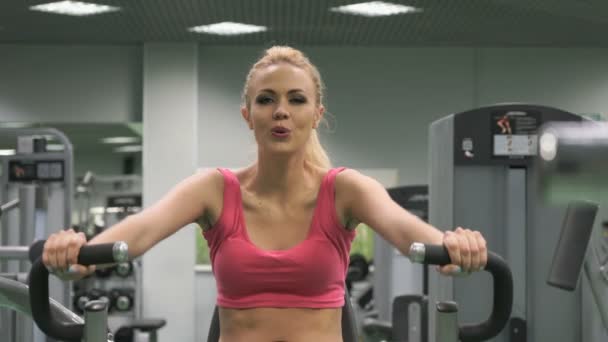 Kapalı spor salonunda nişanlı güzel sarışın kız — Stok video