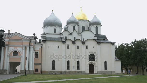 Novgorod városában a Szent Szófia-székesegyház — Stock videók