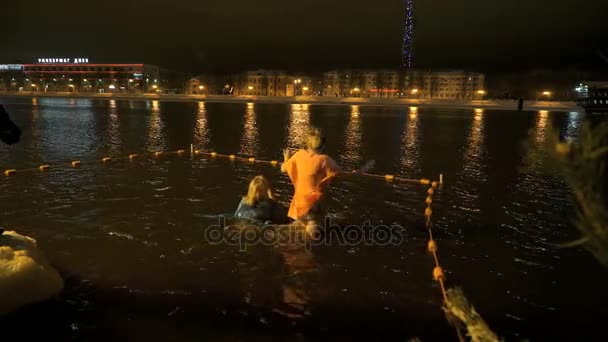 在冬天在冰冷的河水在河中游泳的人 — 图库视频影像