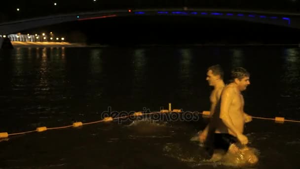 Menschen schwimmen im Winter in kaltem Wasser im Fluss — Stockvideo