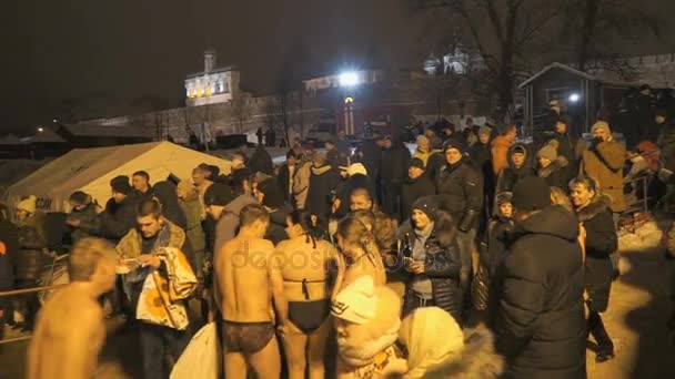 Menschen schwimmen im Winter in kaltem Wasser im Fluss — Stockvideo