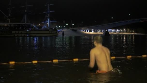 Persone che nuotano in acqua fredda nel fiume in inverno — Video Stock