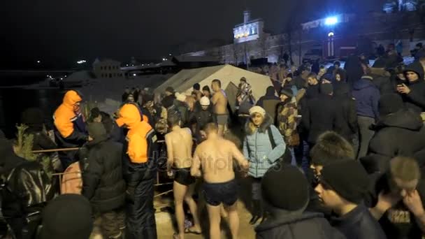 Άνθρωποι κολύμπι σε κρύο νερό στο ποτάμι το χειμώνα — Αρχείο Βίντεο