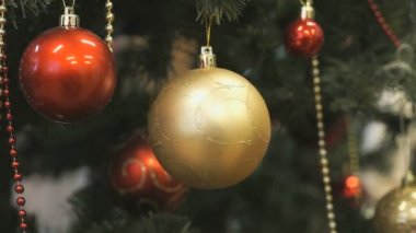 Noel ağacına asılı Noel oyuncak cam topları