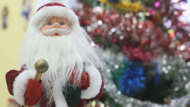 Gros plan sur le jouet Père Noël près de l'arbre de Noël 