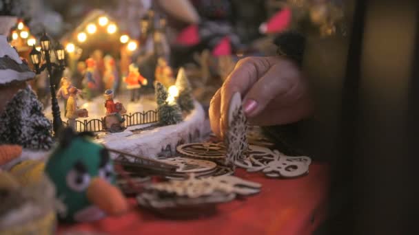 Крупный план сувенирного магазина на Рождество — стоковое видео