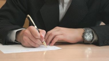 Metin yazma bilinmeyen genç adam