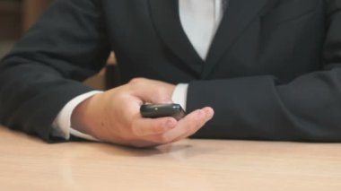 Bilinmeyen öğrenci holding siyah smartphone