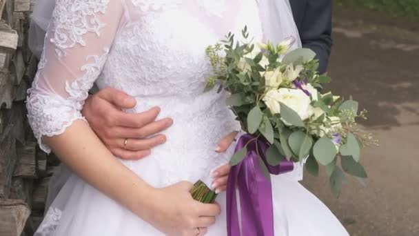 Νύφη και ο γαμπρός που αγκαλιάζονται μεταξύ τους για το γάμο — Αρχείο Βίντεο