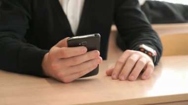 Bilinmeyen öğrenci holding siyah smartphone