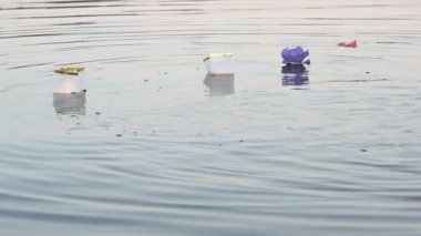 Farklı renkler nilüferler mum su ile