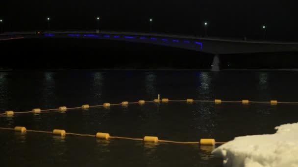 Ijsgat beschermd witte drijvers in rivier bij nacht — Stockvideo