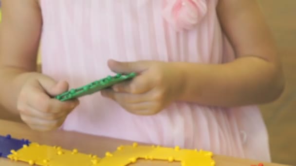 Petite fille joue développant concepteur de jouets à l'intérieur — Video