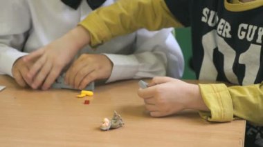 Küçük çocuk anaokulu kapalı oyun