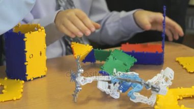 Küçük çocuk oyuncak tasarımcısı kapalı geliştirme çalış