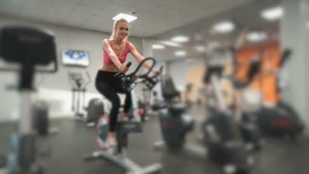 Спортсмен-блондинка занимается в тренажерном зале — стоковое видео