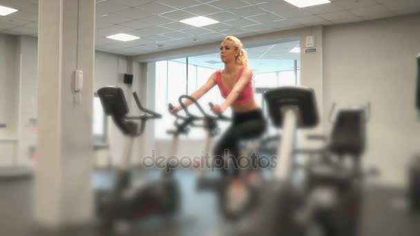 Athlète blonde engagée dans la salle de gym — Video