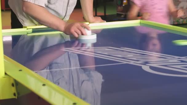 Närbild händer man spelar i en airhockey — Stockvideo