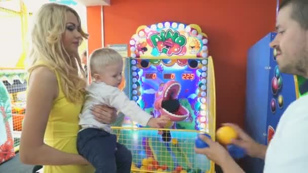 Famille heureuse dans un complexe de divertissement — Video