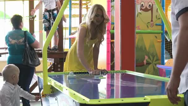 Счастливая семья в развлекательном детском комплексе — стоковое видео