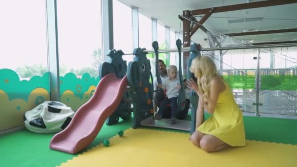 Petit garçon dans un complexe d'enfants divertissant — Video