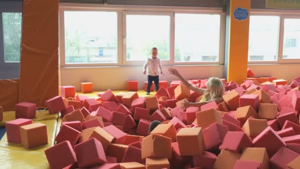 Família feliz em um complexo de crianças divertido — Vídeo de Stock