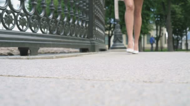 Sokakta yürüyen güzel kadın bacakları — Stok video