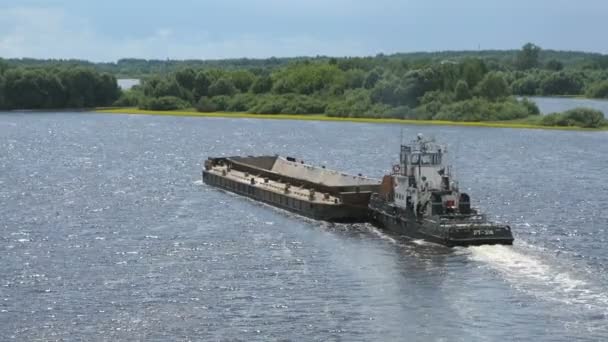 Empty barge on river on summer warm day — Stock Video