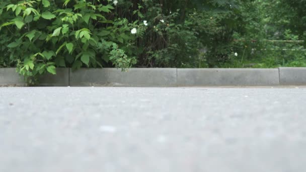 Крупный план ног мальчика в кроссовках на скутере — стоковое видео