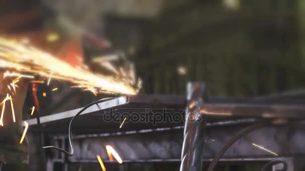 Mani di fabbro che fanno partizioni in acciaio — Video Stock