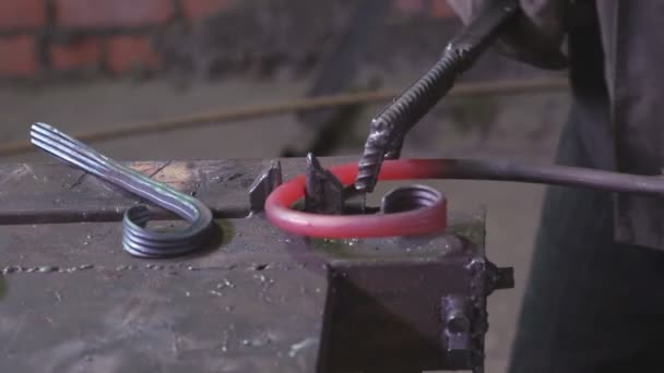 Mains de forgeron faisant une clôture de fer 