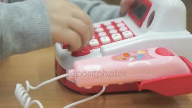Küçük çocuk kapalı oyuncak telefon ile oynamak