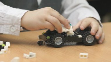 Çocuklar el bir araba Tasarımcısı'ndan toplamak.