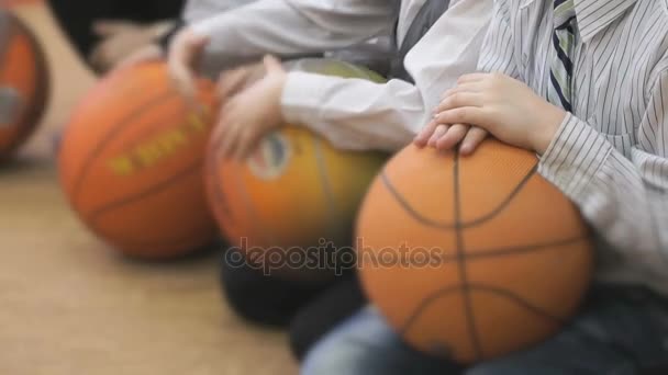 Meninos segurar vôlei-bolas em mãos dentro de casa — Vídeo de Stock