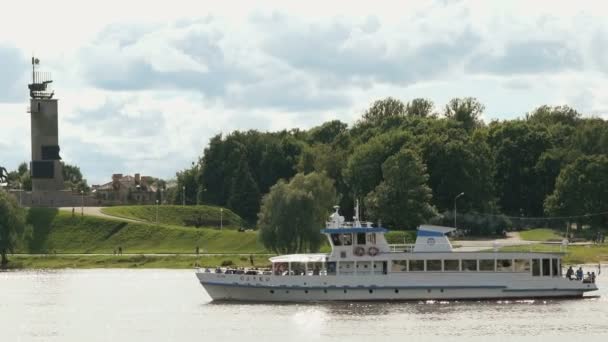 Επιβατηγό πλοίο με τουρίστες που επιπλέει στο ποτάμι — Αρχείο Βίντεο