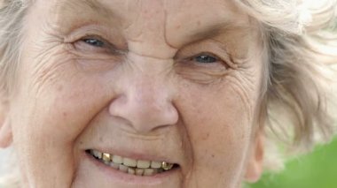 Gülümseyen olgun yaşlı kadın portresi. Yakın çekim