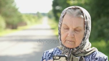 Açık havada Smartphone kullanarak Eelderly kadın görüşmeler