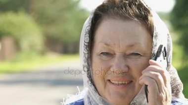 Gümüş smartphone açık havada yetişkin kadın görüşmeler