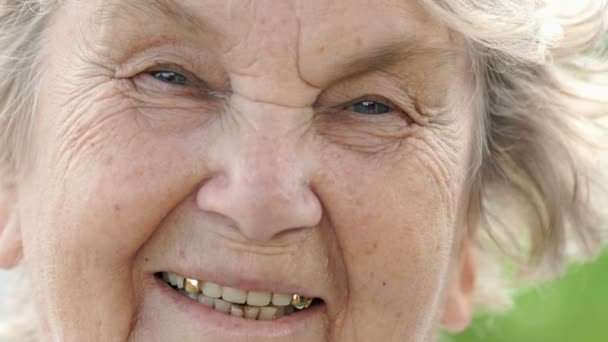 Gülümseyen olgun yaşlı kadın portresi. Yakın çekim — Stok video