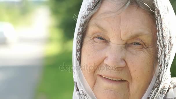 Πορτραίτο του χαμογελώντας ώριμη, ηλικιωμένη γυναίκα. Γκρο πλαν — Αρχείο Βίντεο